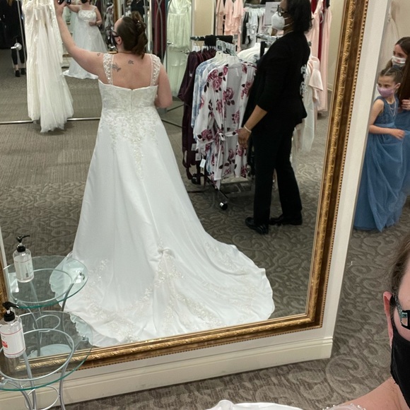 New WeddIng Dress. - Picture 2 of 3